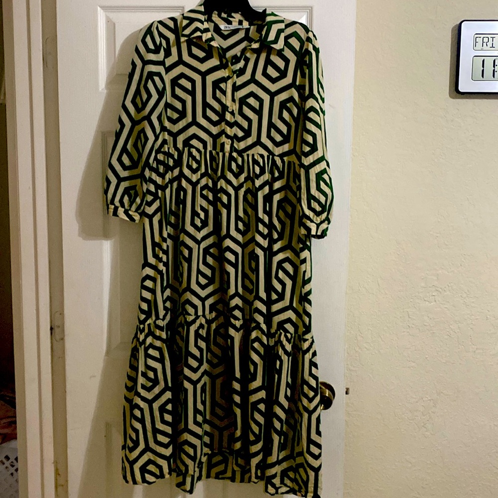ZARA LOVELY DRESS
Light weight 
Tiered 
Beach dress
